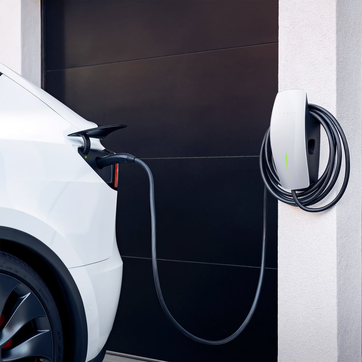 Tesla Wall Connector przy bramie garażu