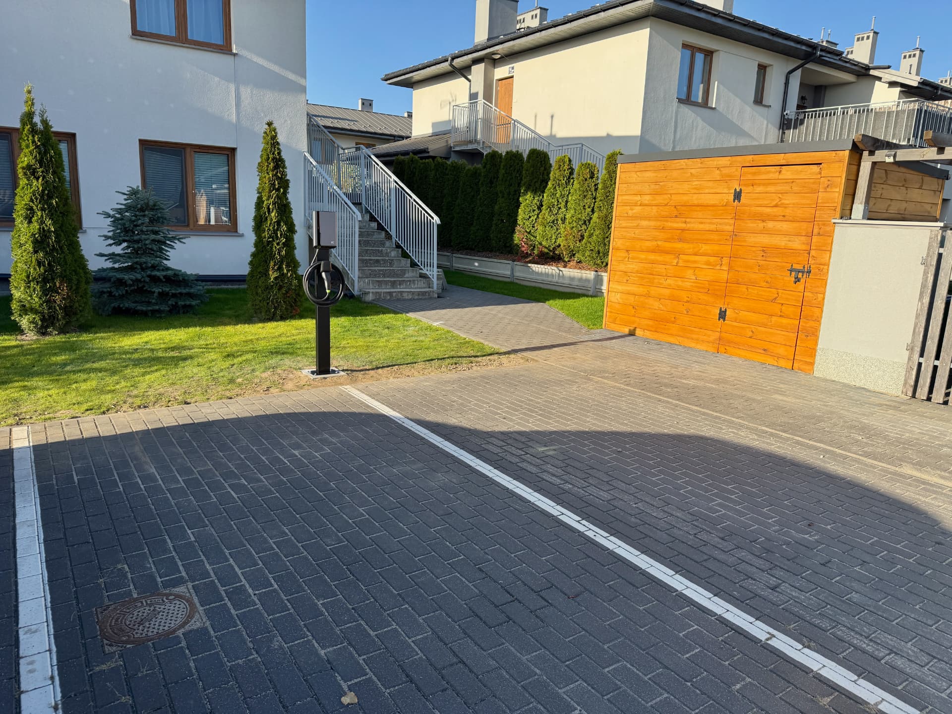 Stanowisko ładowania z przewodem 7,5 m dla dwóch pojazdów w Józefosławiu, widok parkingu